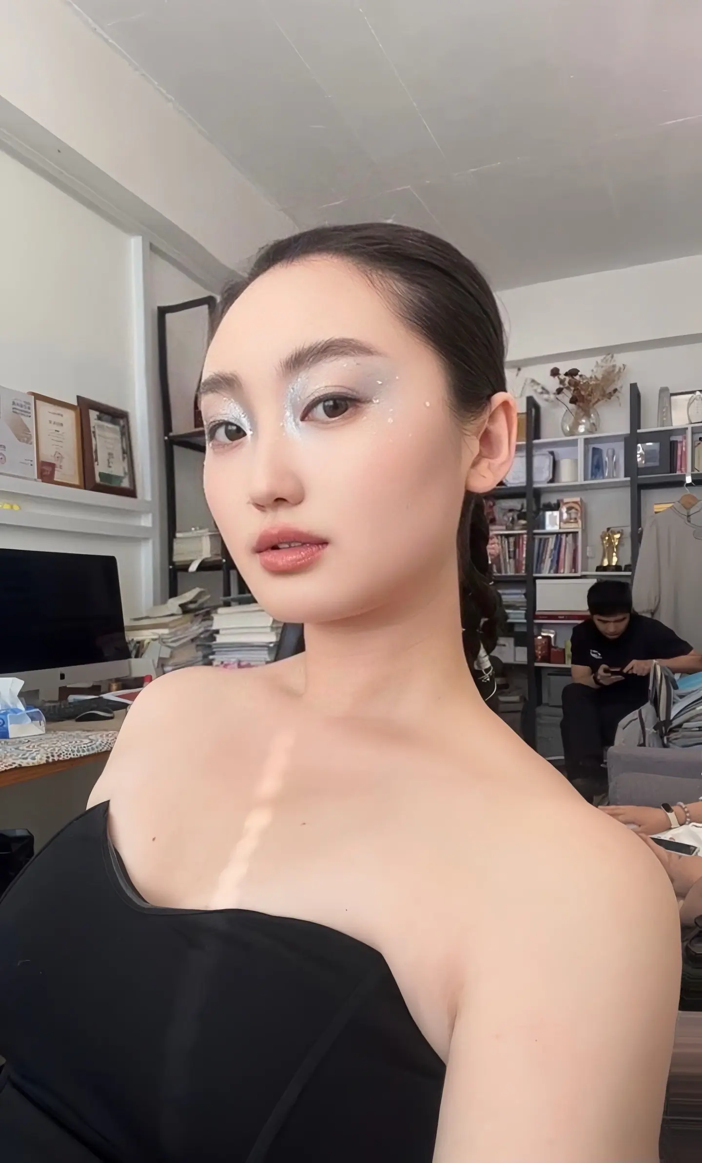 她们都很迷人，我不一样，我不理人