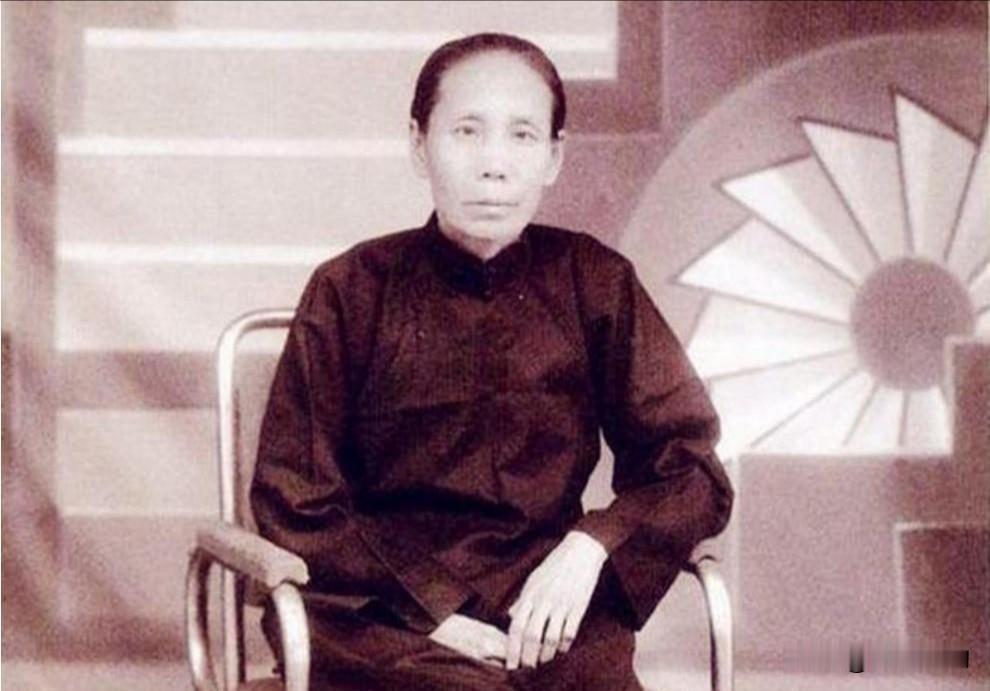 邓颖超的父亲邓廷忠（1861—1912），字靖臣，河南光山人，清末武职官员，曾任