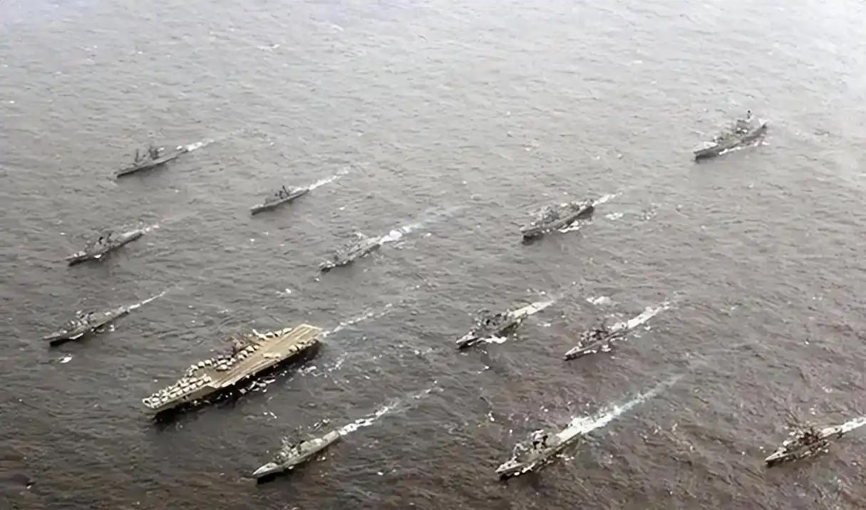 1994年10月，我国403号核潜艇在训练结束后，返回青岛基地。突然，战士们发现