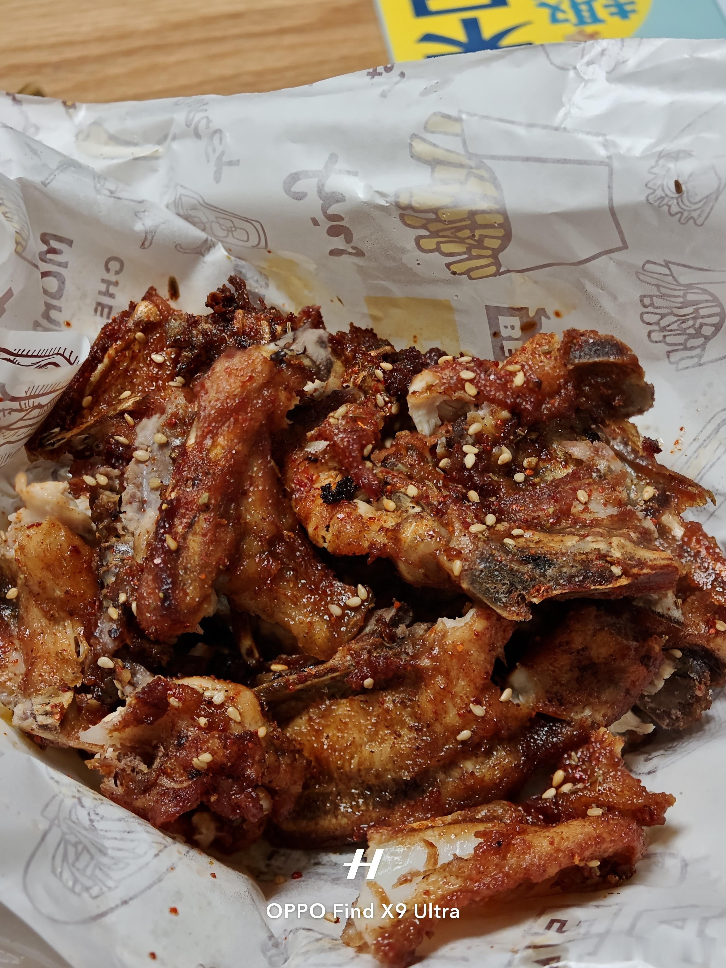 还是吃沈阳鸡架吧，这玩意经济实惠，8块一个，15元2个。糖醋味，绝了。  ​​​
