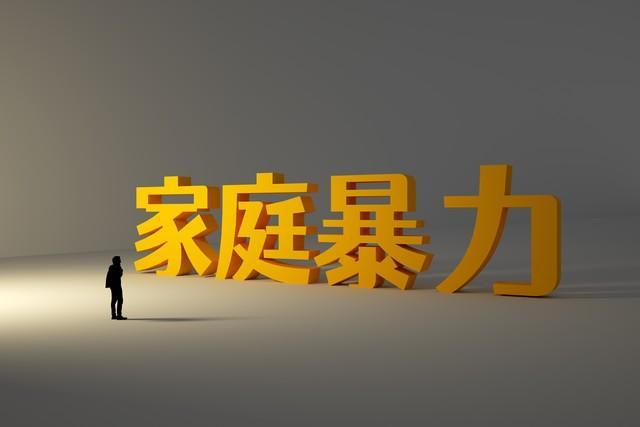 海南街头惊魂一幕：丈夫目睹妻子与陌生男相拥，一躬鞠尽十年情，转身背影全网泪崩！