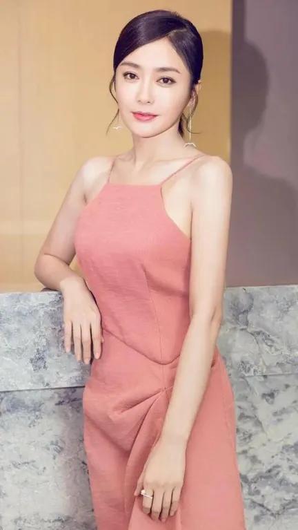 一次，秦岚去逛眼镜店，一下子相中了十几副眼镜，她问老板：“全打包，给我便宜点？”