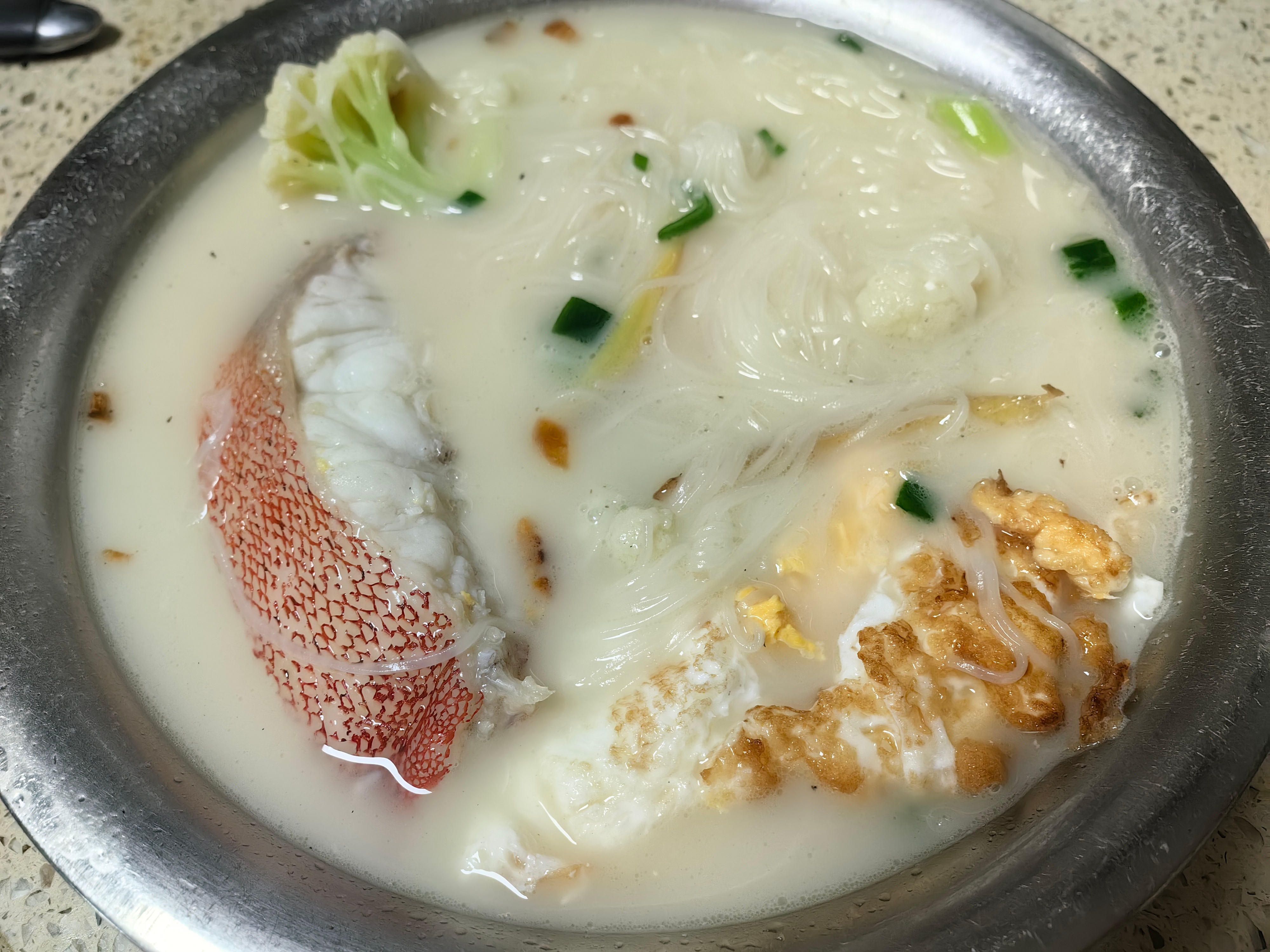 每日一餐分享奶白色鱼汤面线。 