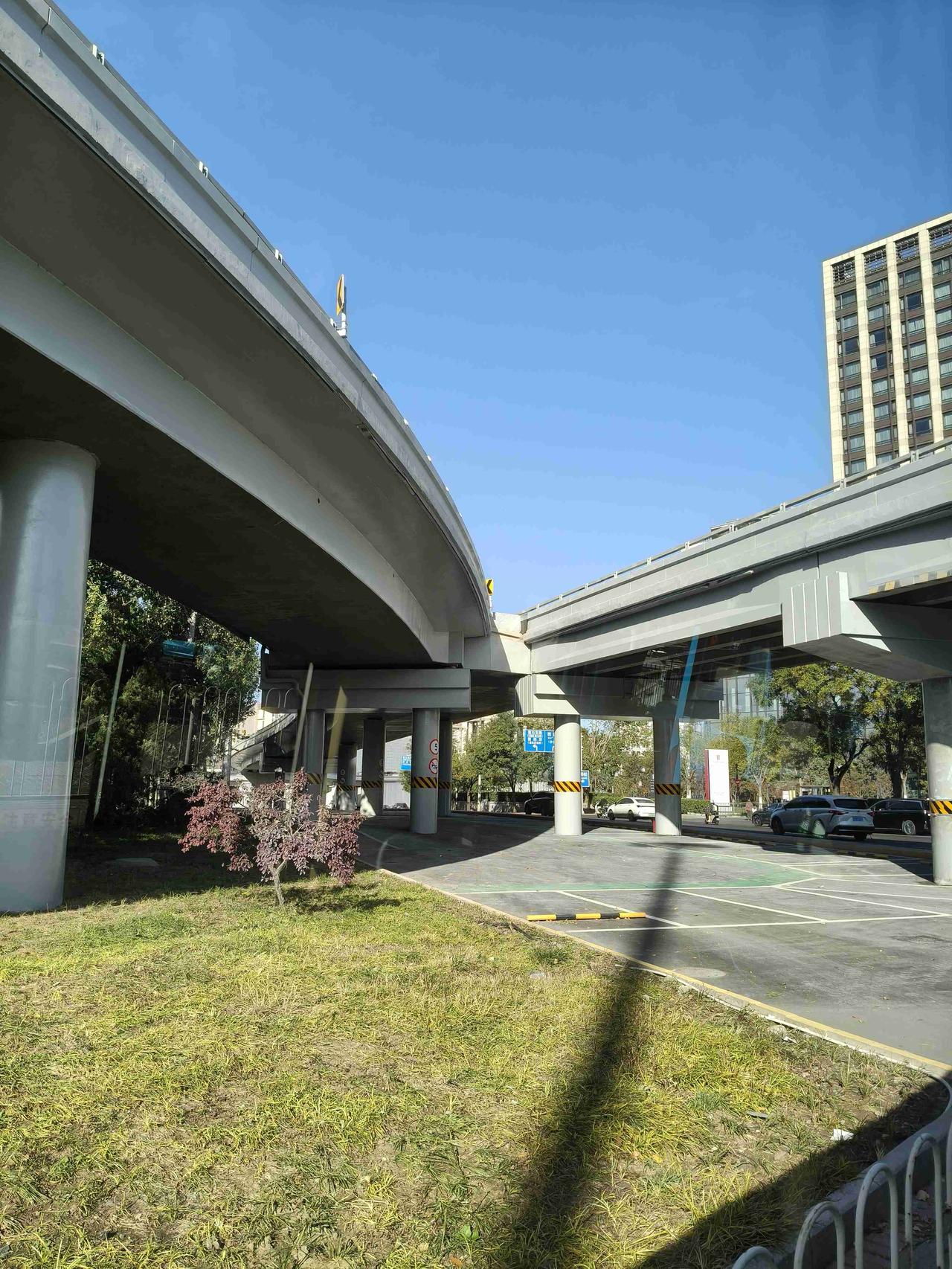 我的今日状态：🏝️旅行度假
我这里的天气：🌤️多云