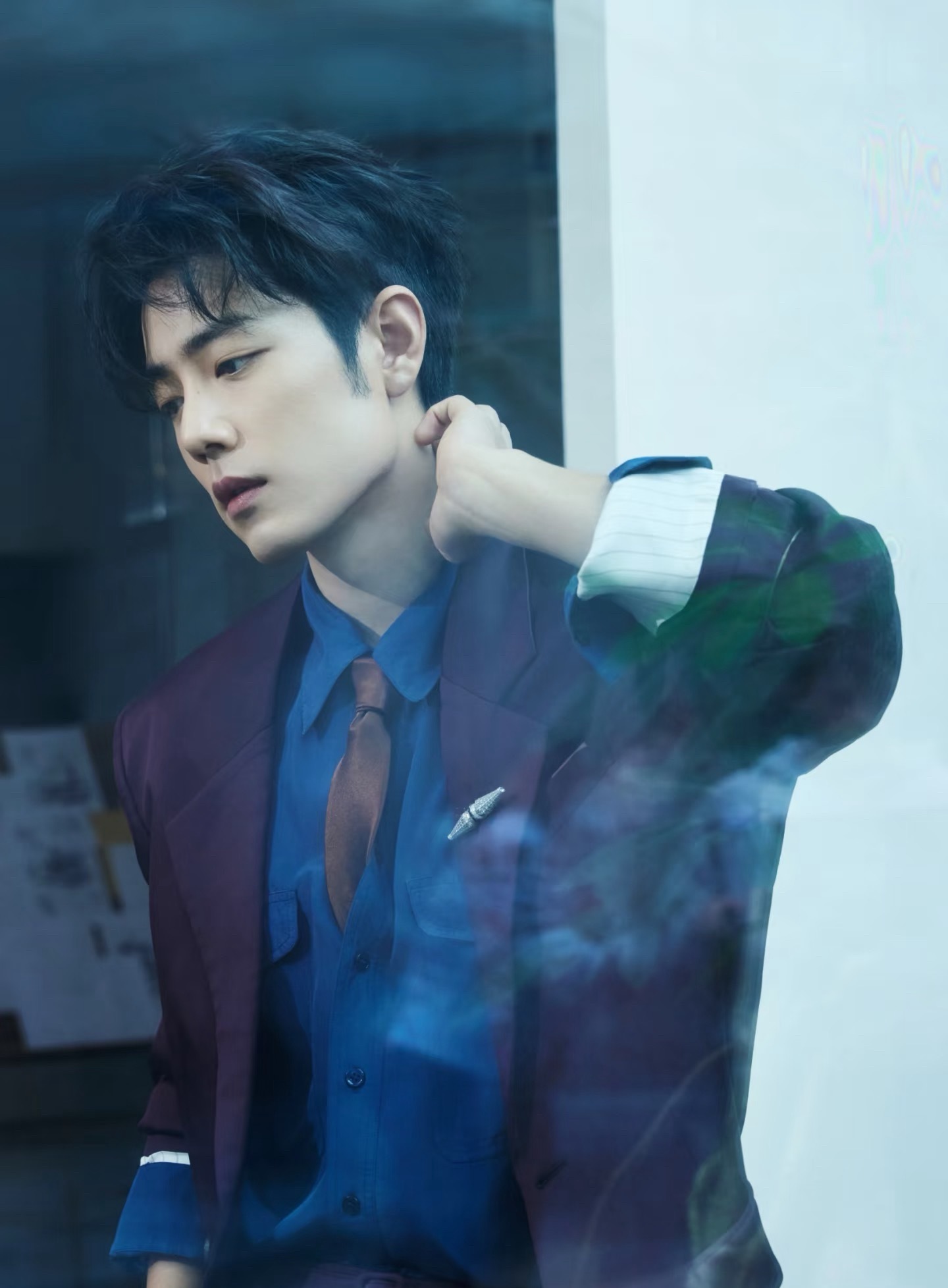 肖战微博之夜红毯造型来了，上身Saint Laurent 2026春夏系列紫红西