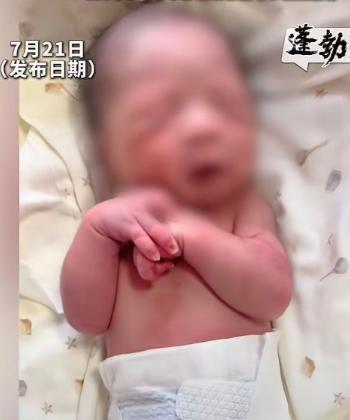 一名女婴刚出生仅仅四天，亲生父母对外谎称是无力抚养、想要找人送养，背地里却和中间