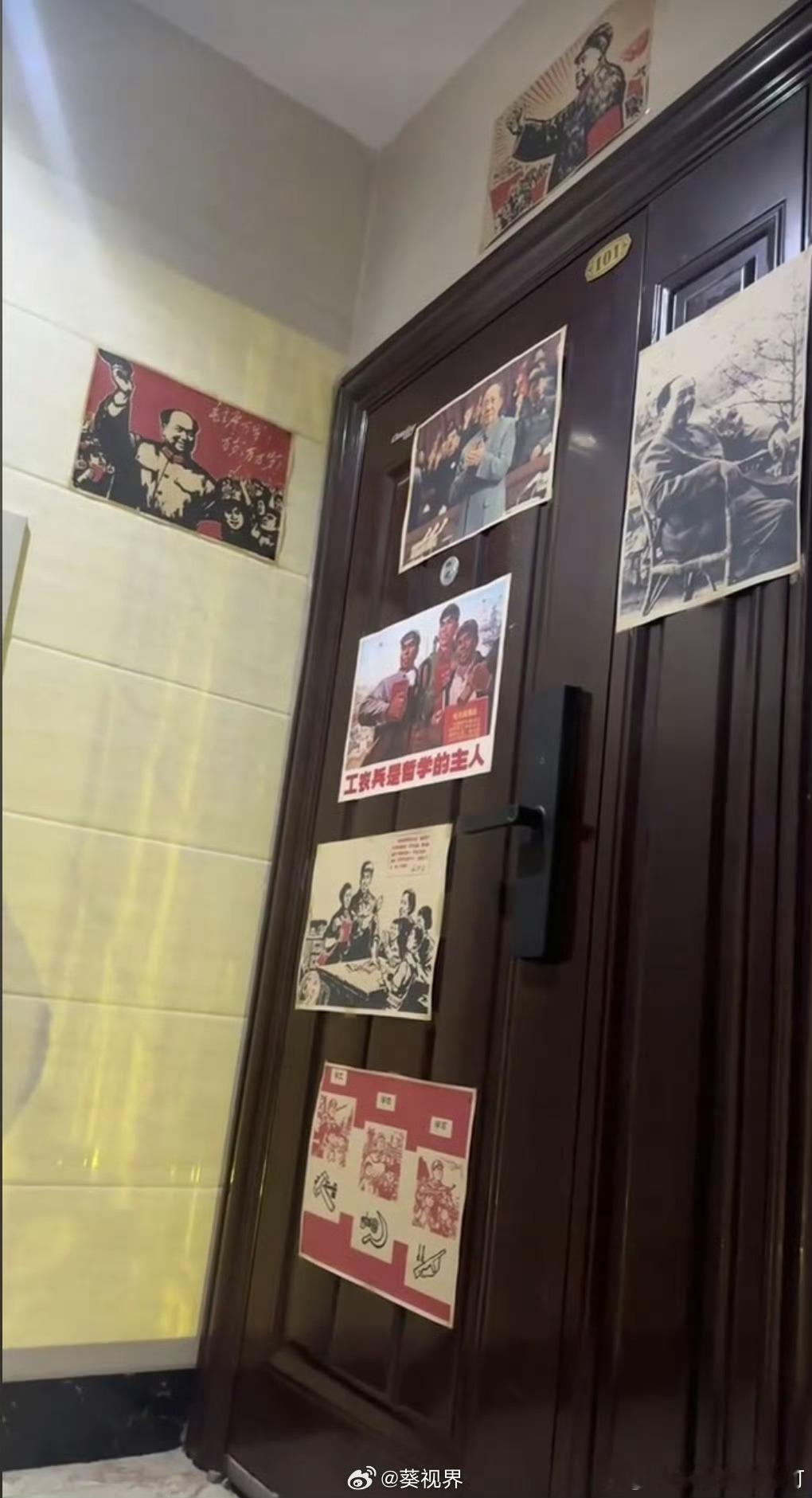 有人发视频说，他送餐到顾客家门口，一眼看到门上贴了很多教员画报。他心头一热。他以