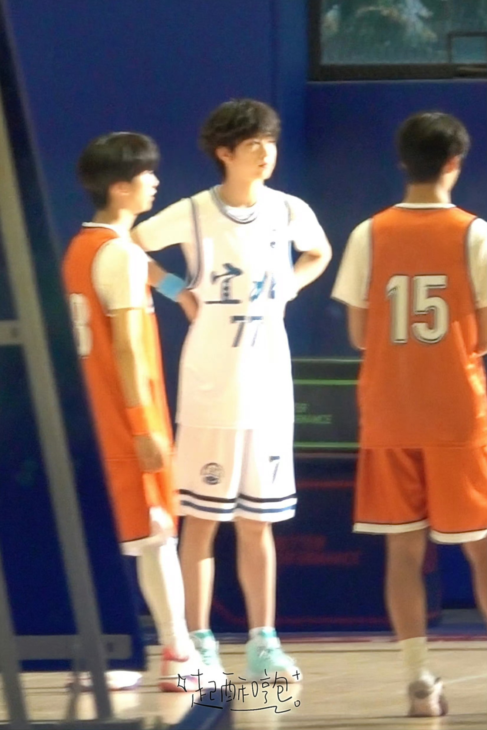 陈奕恒篮球场路透陈奕恒今天篮球场路透全白篮球服落日余晖下的美少年