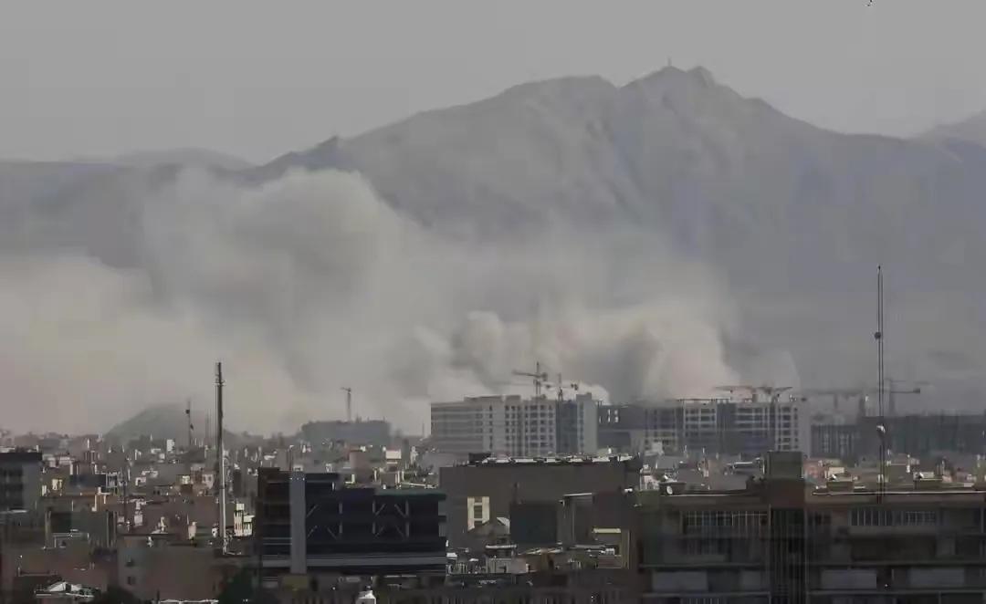 美国和以色列终于正式对伊朗开战，第一波打击是以空袭为主，美以对伊朗本土多个目标进