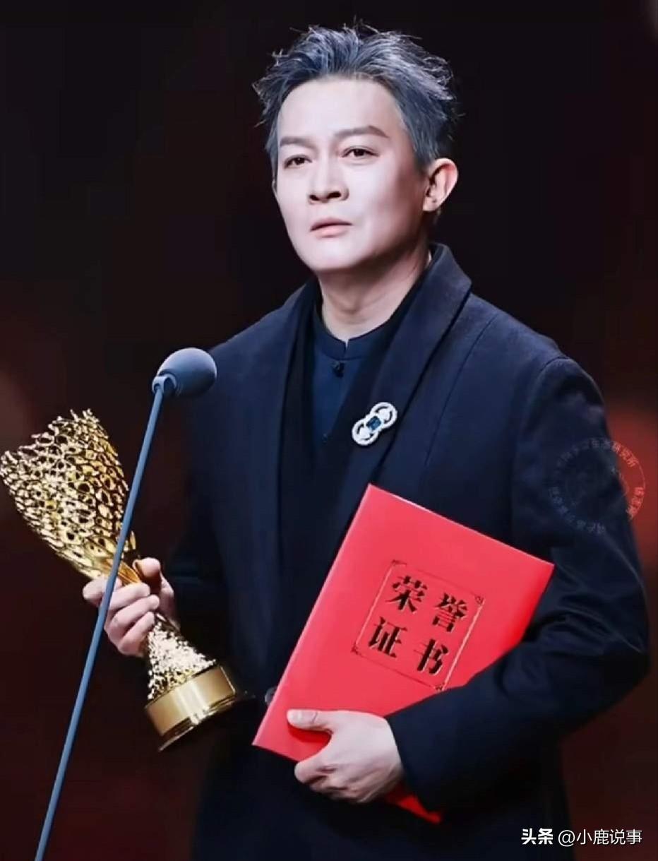 杨志刚领奖这段，
真的把所有人都看懵了。
 
金树林奖颁奖现场，意外直接拉满。他