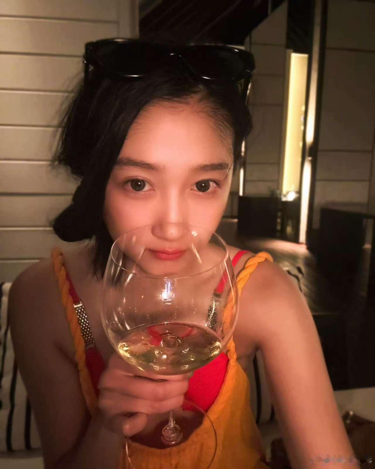 关晓彤沙滩海浪关晓彤度假照关晓彤度假照，沙滩海浪，[么么哒][么么哒] ​​​