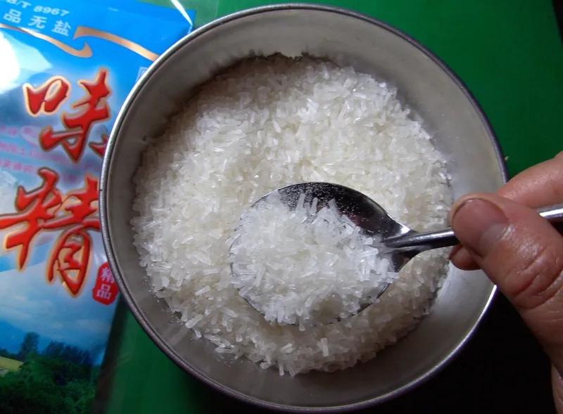 味精为淀粉玉米等提取。安全。谷氨酸钠。可以1000倍的水中有鲜味。替代过去的高汤