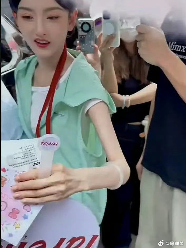 宋祖儿瘦成皮包骨天啊 太吓人了 健康第一重要 本来路人缘就一般 瘦成这样 更不讨