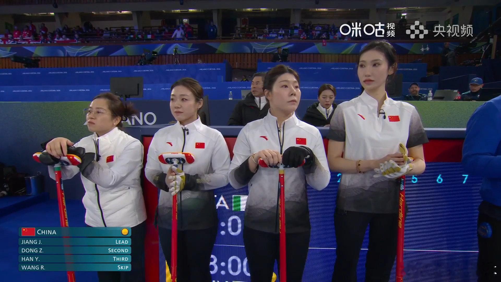 中国冰壶女队8比7意大利  米兰冬奥会冰壶女子循环赛，中国队王芮、韩雨、董子齐、