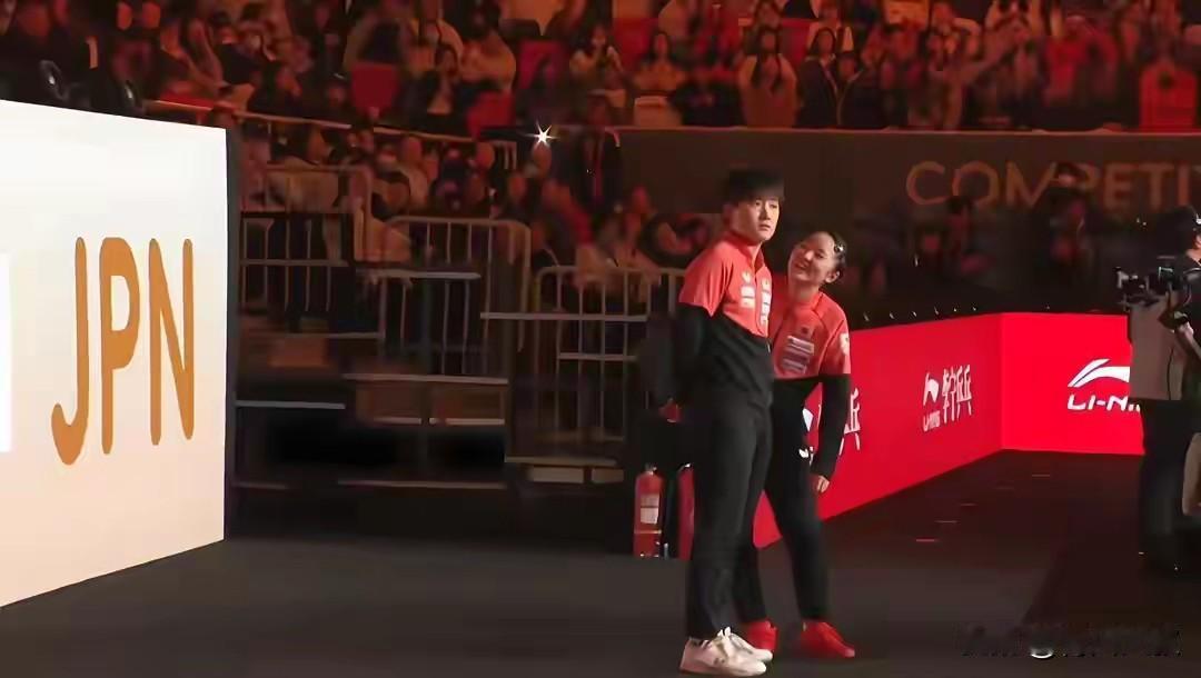 张本智和过分了，还得张本美和哄着才上场！

昨天主持人报名字时，
发生了错误，