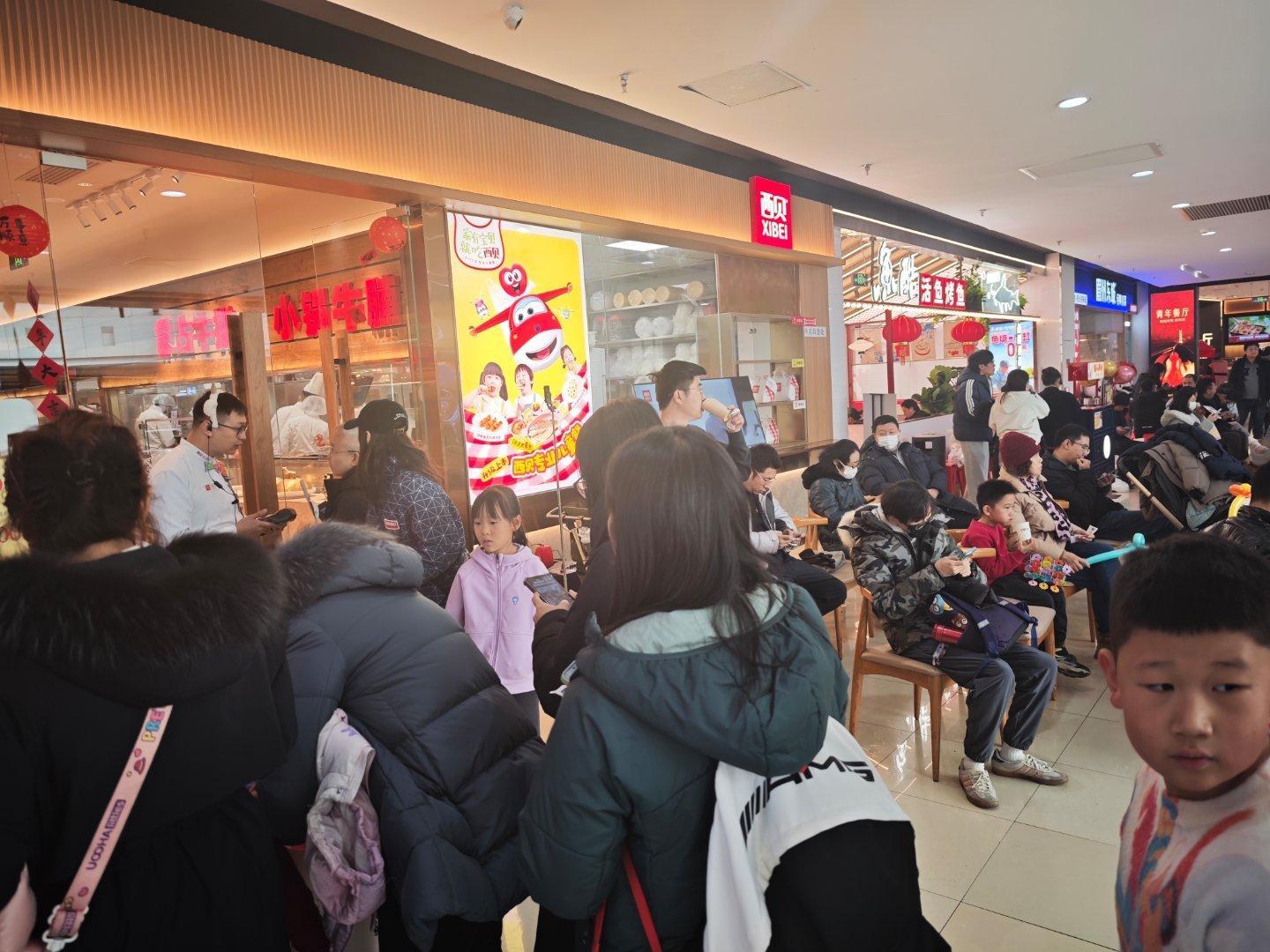 来西贝吃个饭，排队一小时，这一点也看不见是关店的样子呀