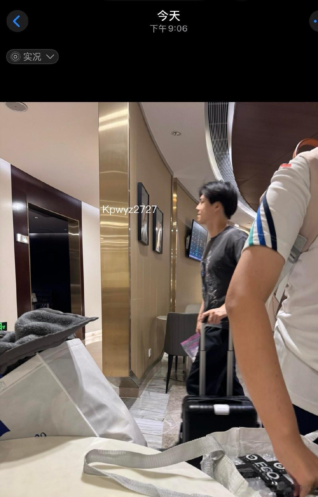 广州偶遇金俊勉 金俊勉广州机场被偶遇，这么突然的吗！！ 金俊勉广州机场被偶遇 ​