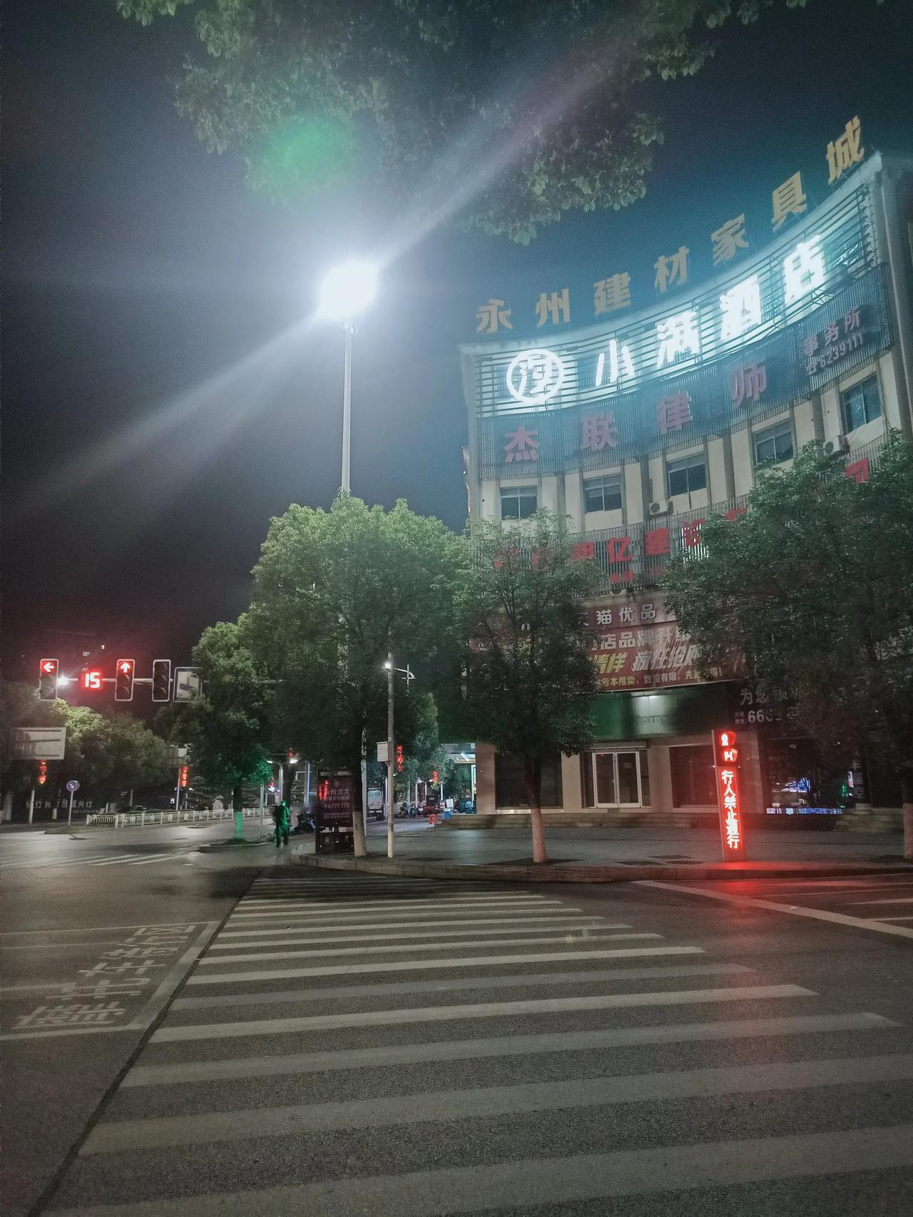 万万没想到，我们房东看着那么老实的一个人也出轨！
刚才十点后忙完工作准备下班时，