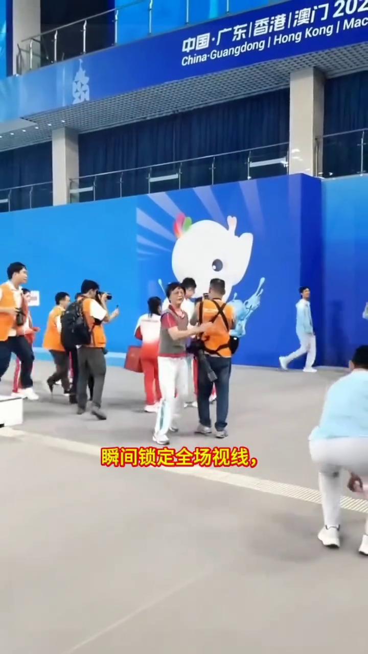 步履所至，皆是玩偶与目光。
不管是大赛结束还是出席活动，全红婵身边总少不了粉丝赠