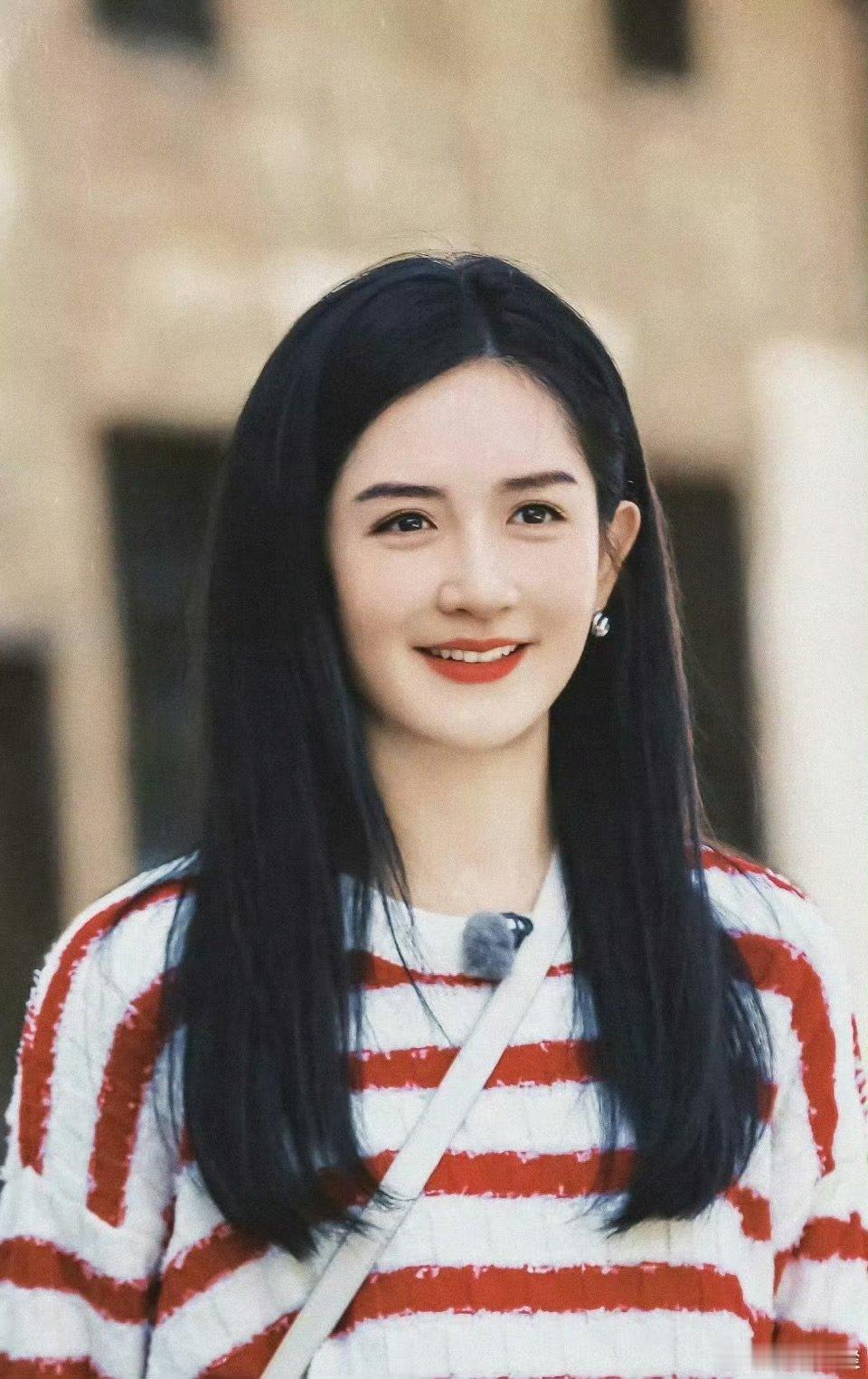 叶童在谢娜身上看到了乘风精神乘风2025叶童60岁挑战新角色，谢娜舞台上光芒万丈
