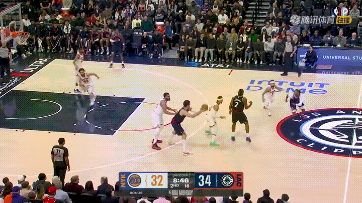 在今天快船主场迎战尼克斯的比赛中，发生了让人泪目的一幕。当时比赛进行到了第二节的