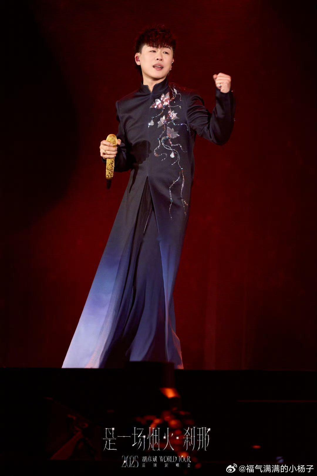 无论是我的舞台有梦好甜蜜，还是月光红颜，胡彦斌的歌陪伴了很多人的青春，如今的天生