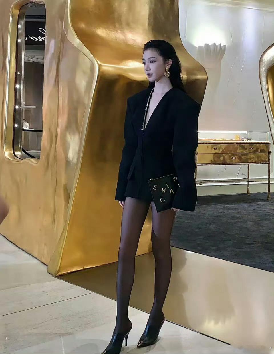 这个腿好长，完全就是腿精的代名词，易梦玲只要不演戏其余时候真的都很美