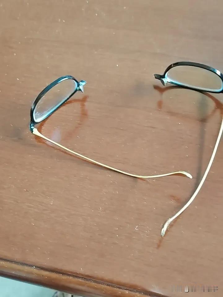 接个电话
眼镜坏了
因为近视
年龄大了
又花眼
看近处摘眼镜
看远处戴眼镜
随时