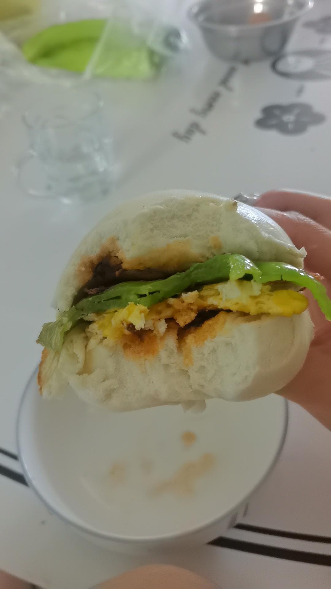 馒头神，请庇护我瘦瘦瘦。。。
吃前念咒语，今天开始尝试馒头大法，不知道能不能瘦。