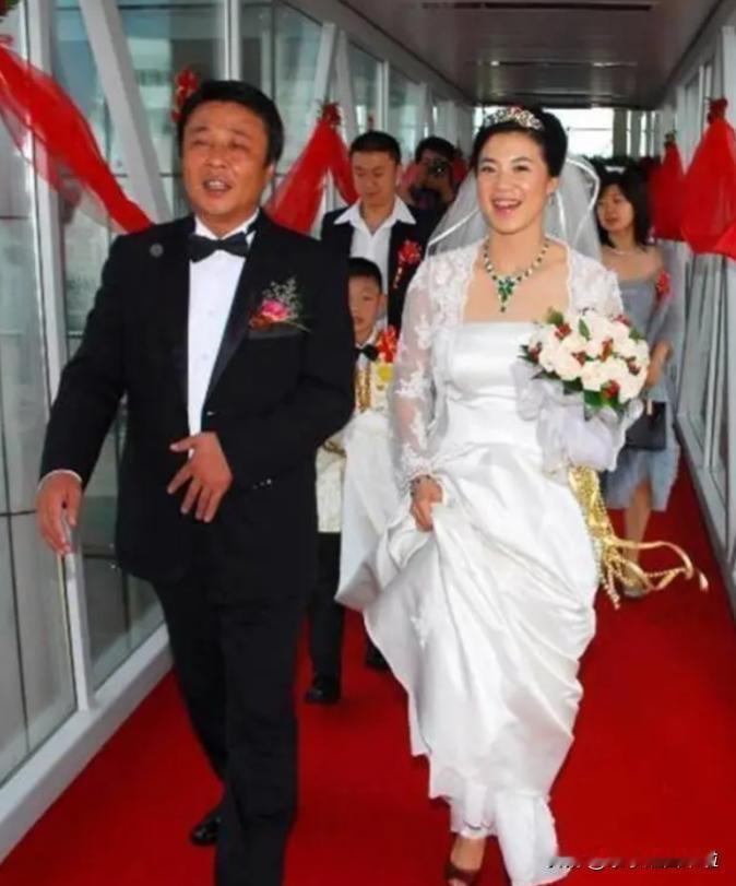 2001年，郭斌和王楠相恋，王楠的父母知道后，就对郭斌说：“你不仅年纪大，而且还