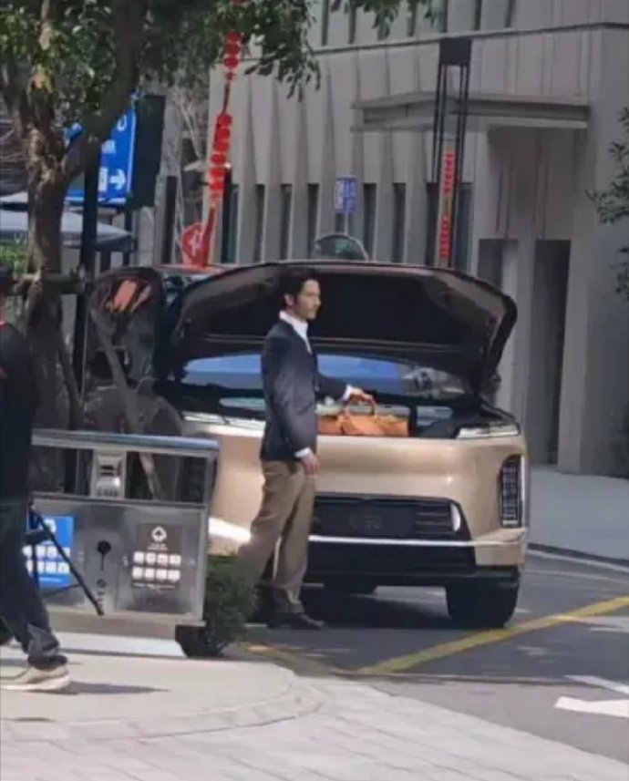 一天一张剧透图，蔚来ES9的前备舱不是开口式的，而是拿取式，成年人站直了直接拿取