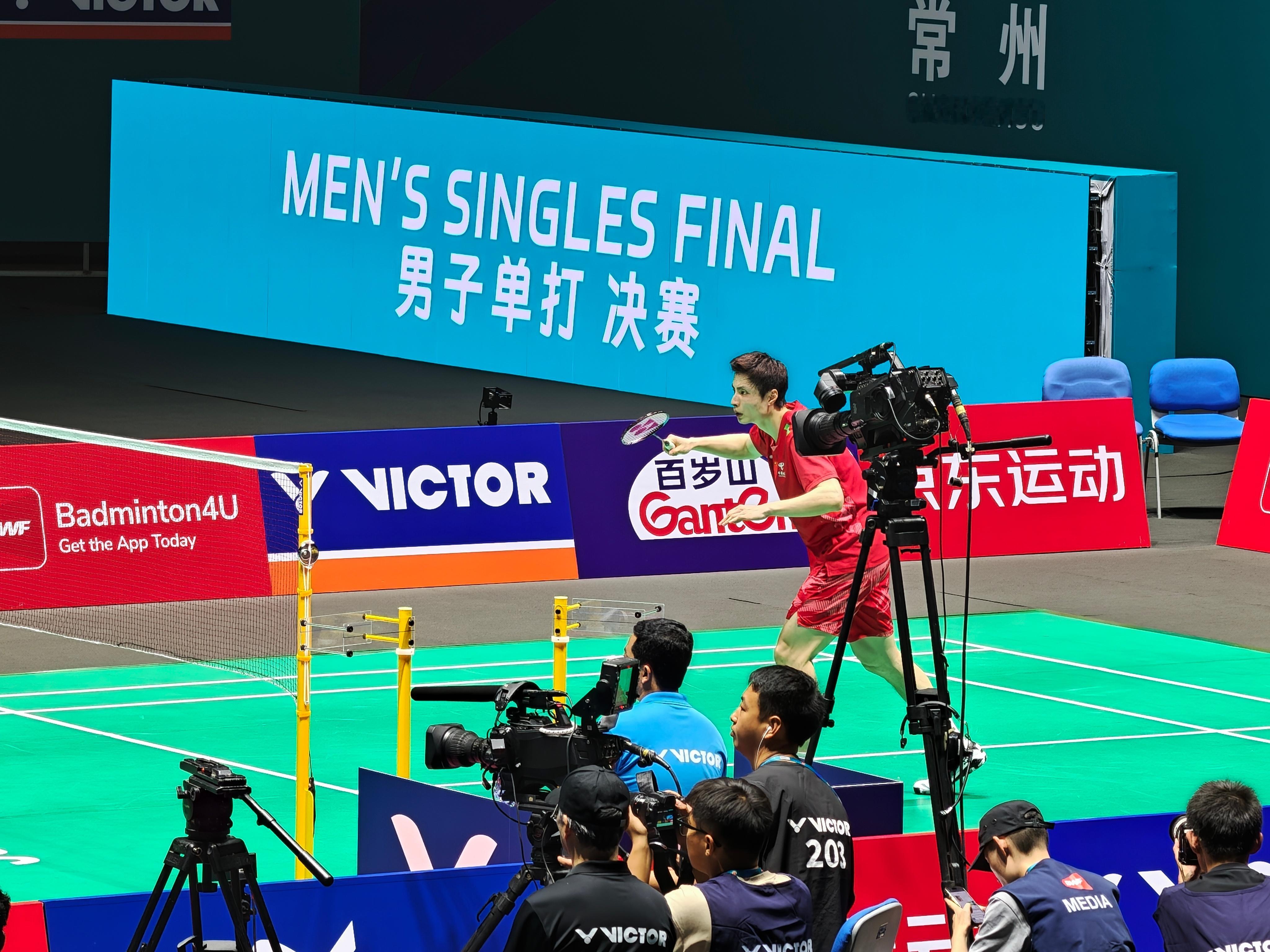 石宇奇赛季第四冠石宇奇🇨🇳 14-21、21-14、21-15 🇨🇳王正