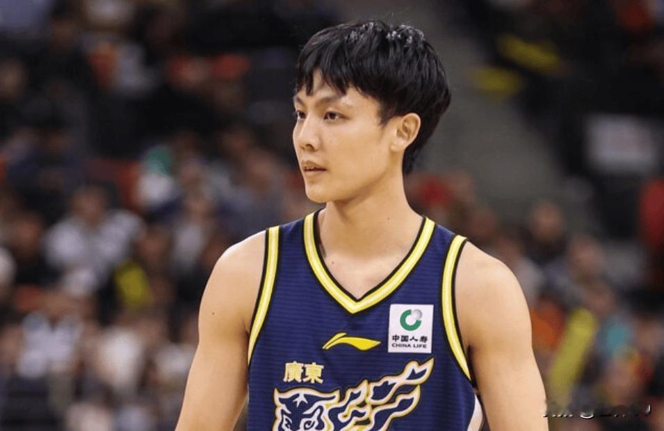 徐杰制胜抛投一剑封喉！奎因30+6+9助广东110-105险胜深圳
 
2025