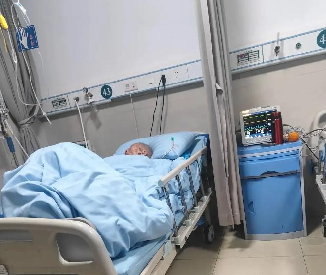 上海，女子把生活不能自理的父亲接到家中照顾，发现父亲的62万存款被哥哥取走，还偷