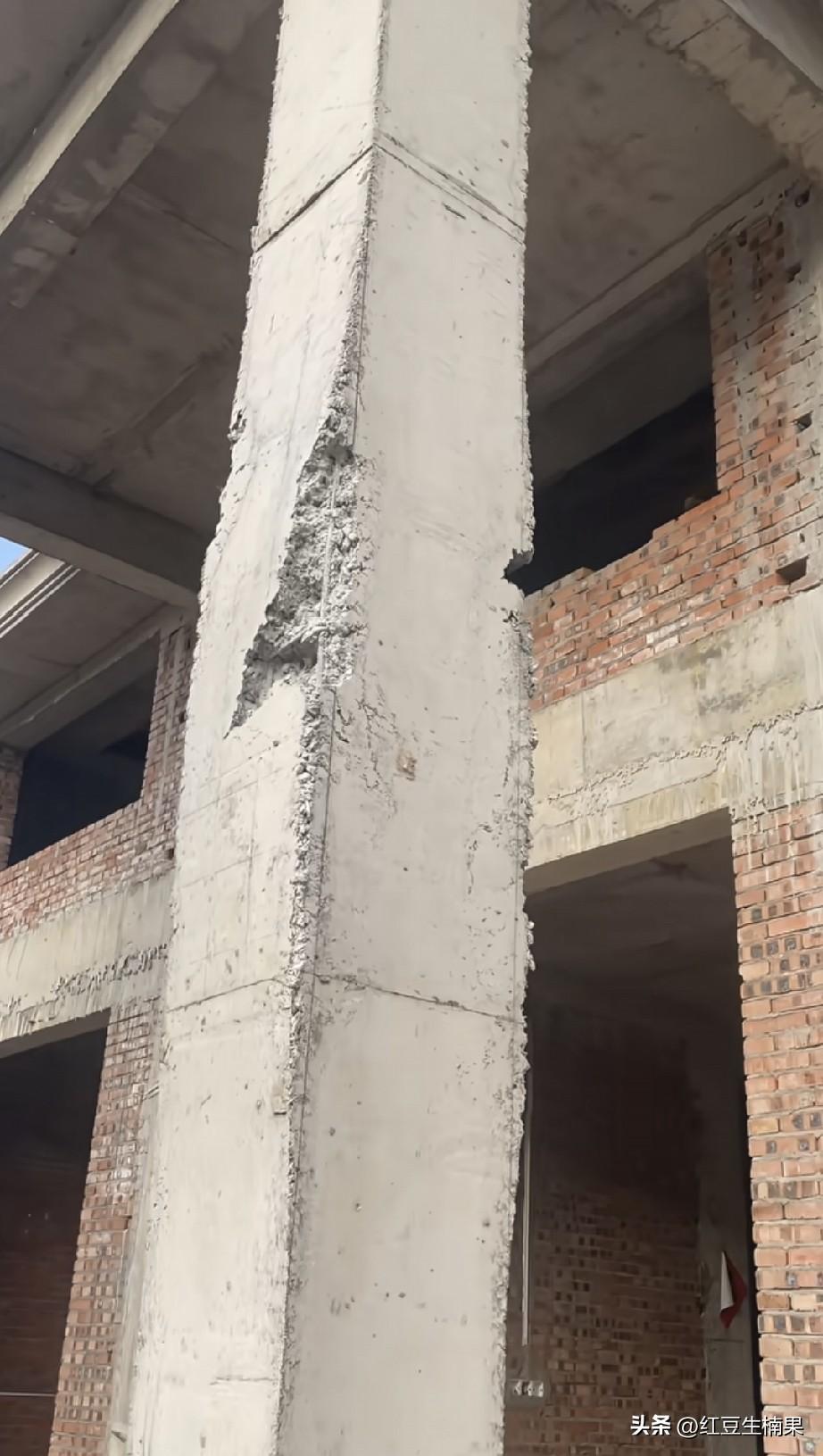 自建房门前柱子成这样了，懂行的朋友看看，有没有什么补救的措施。
这是门前柱子装模