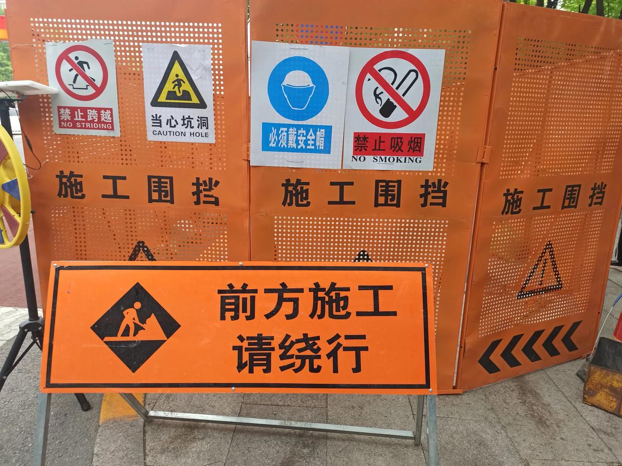 北京各大路口惊现大量“自动驾驶”井盖！回京路上发现各个主要交通路口都在进行不断路