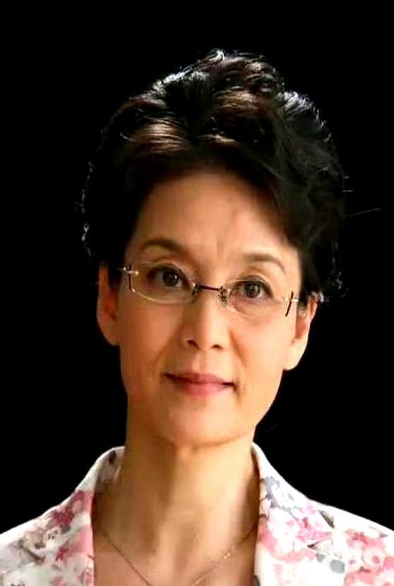 潘虹今年71岁，影后奖杯13座，家里却连一张儿童画都没有。
 
当年她嫌孩子碍事