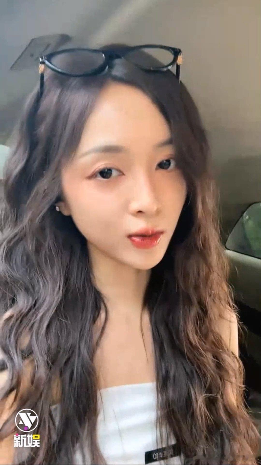 吴宣仪说血里都是奶茶吴宣仪被蚊子抢镜吴宣仪直播吴美丽突袭直播，上一秒刚想臭美：吴