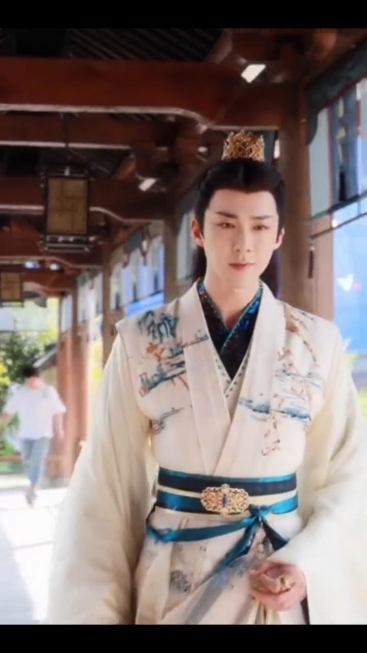 天涯路远谁人了解，捻过花惹了白，月下举杯敬沧海，踏青苔朝来寒雨东风外。