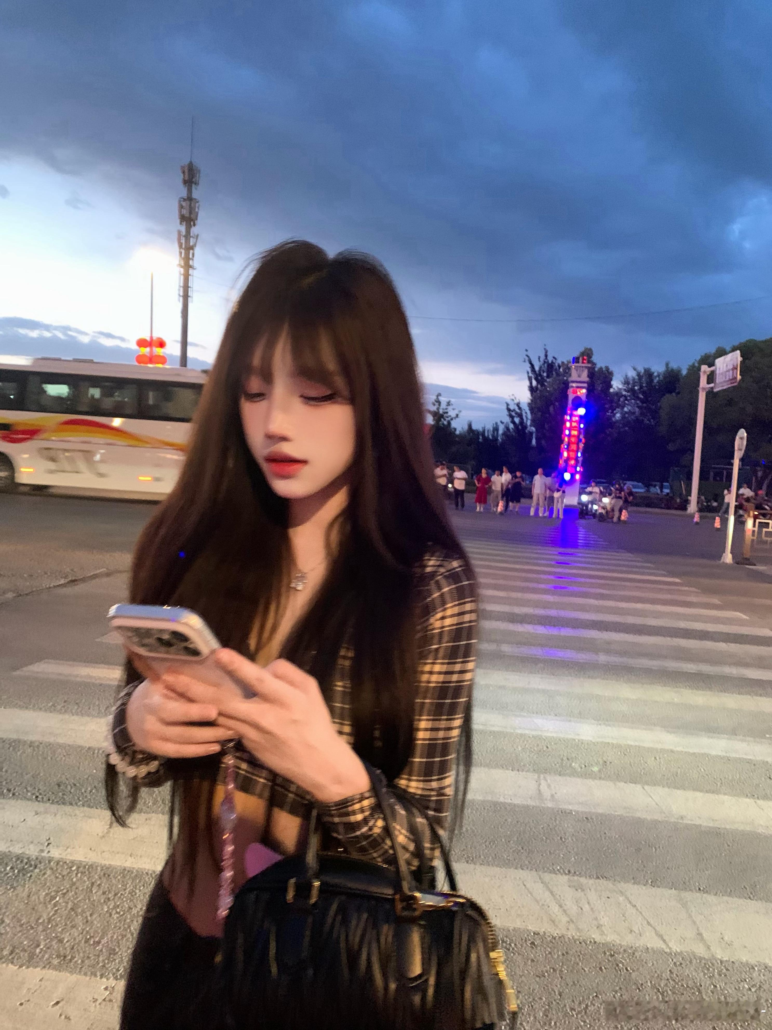 我不需要谁来爱我 别来害我就行 都离我远点 好吗. 