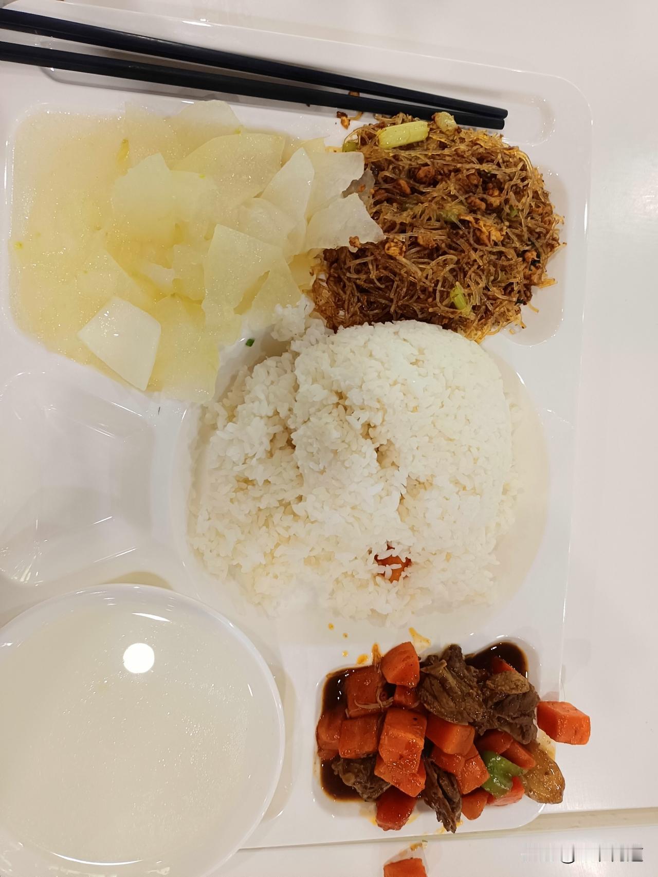 这是一份6.5元的员工餐，其实不用补贴，四菜一汤，胡萝卜炖鸡肉，肉沫粉丝，两份水