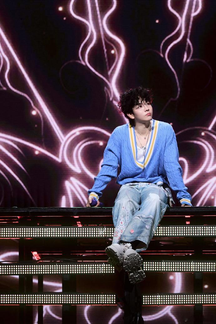 胡夏老式男友懂疼人 这才是双向奔赴吧！胡夏把粉丝放在心上，处处想着省钱，老式男友