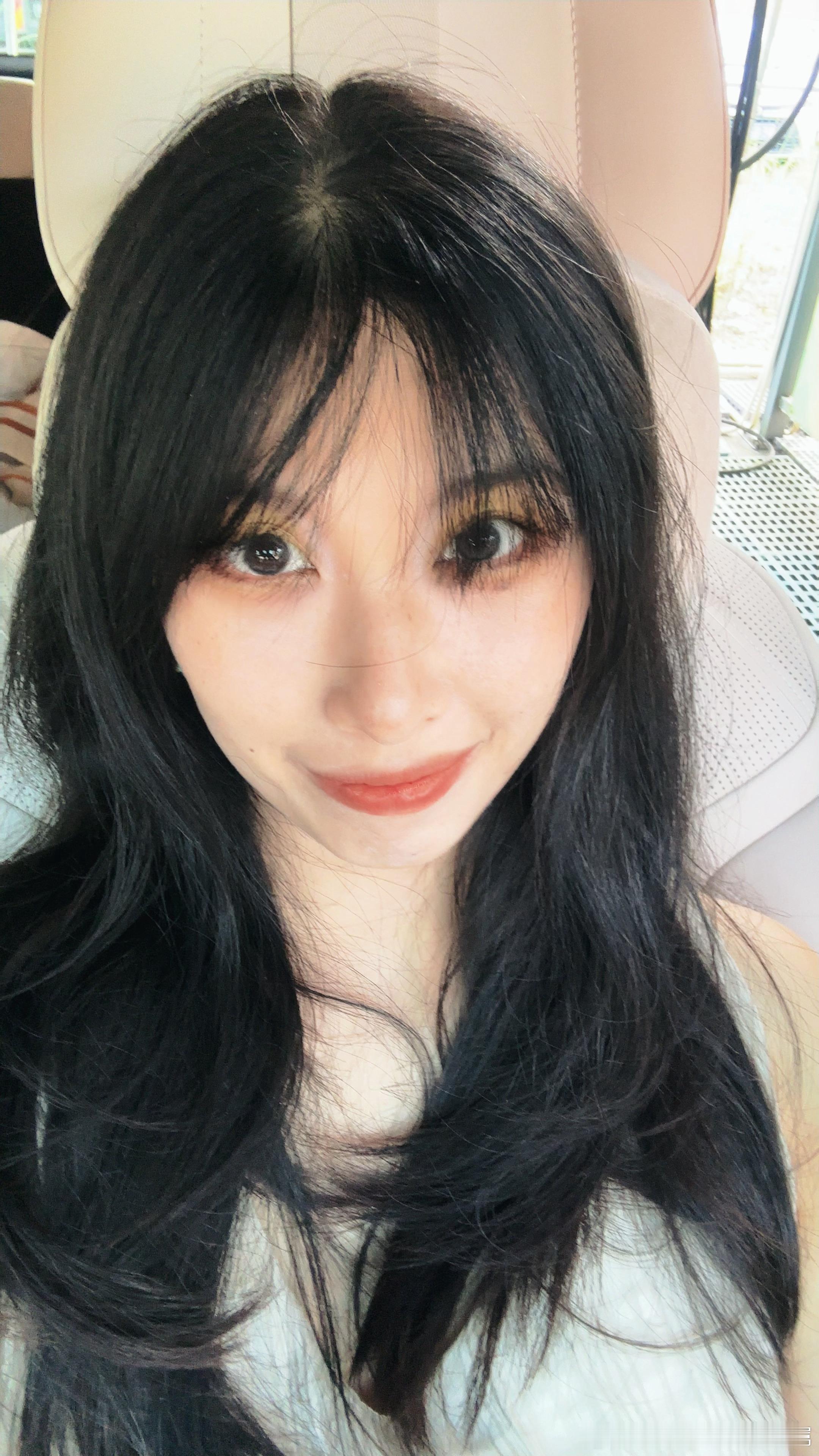 伟大的美妆滤镜头发放下和随意用手抓一把的效果，感觉是两个人～第一张用了一个黄色眼