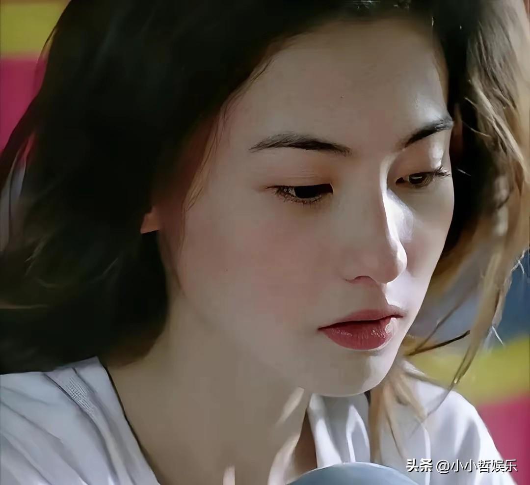 张柏芝和王菲谁更美？网友吵翻了！  

有人说张柏芝笑起来暖乎乎的，像邻家姐姐，