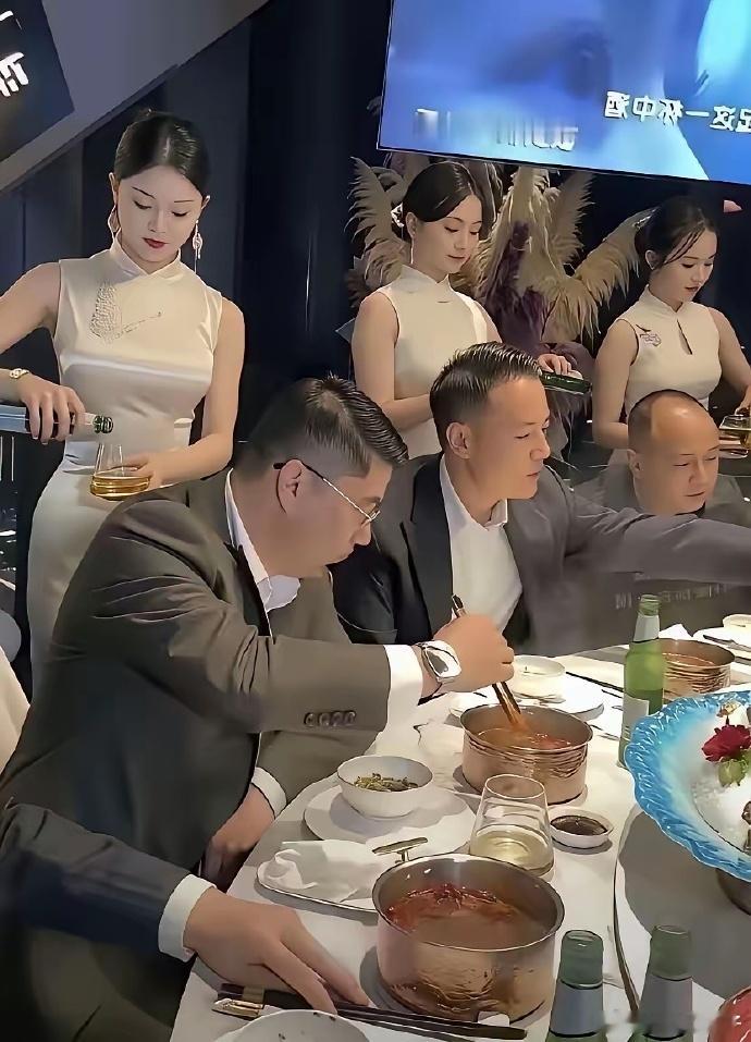 到了一定社会地位你就会发现美女是这个世界最不稀缺的资源。 