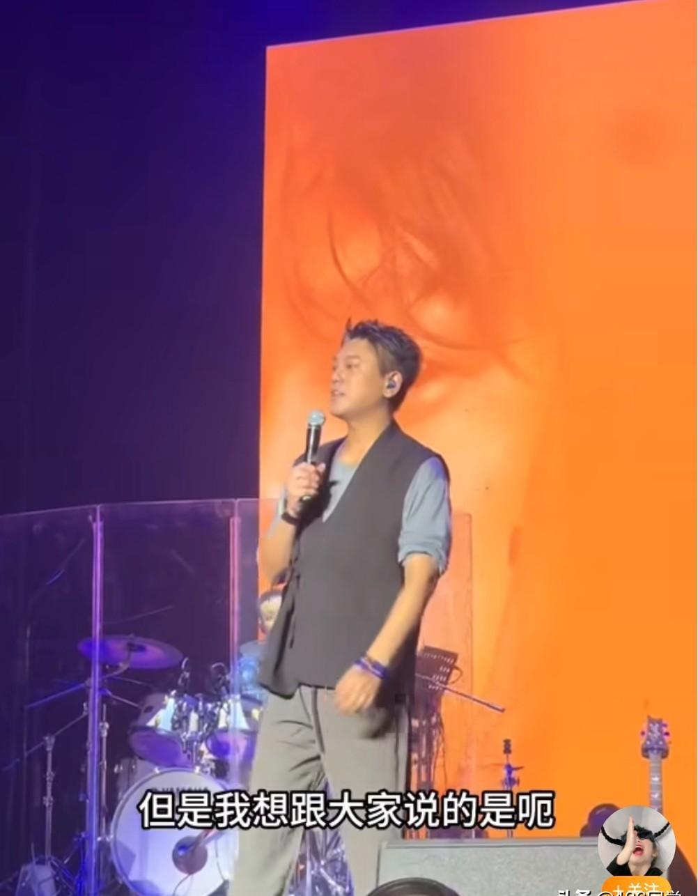 他一个月狂减30斤，就为了一次合体演出。
结果呢？
所有人记住的，还是他“不合群