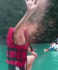 看似主动跳水，其实被动落水 