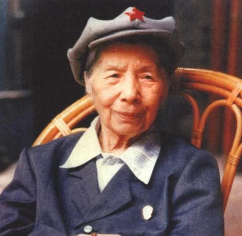 1934年，她裹着小脚参加长征，途中还在羊圈里生下了一个女儿，产后只能靠吃草补充