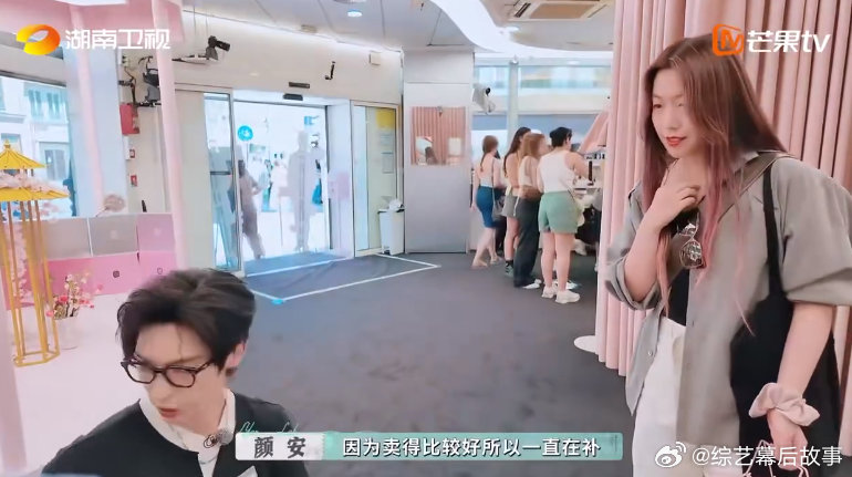 颜安补着货就把单开了 颜安在店里推荐产品，发现缺货后快速下楼补货。抱着面膜回来，