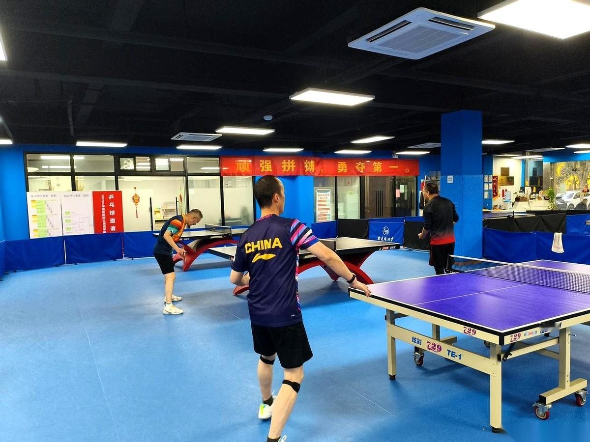 最爽的，不是你一板把人打死。
是人家使了吃奶的劲儿，一记重扣奔着你脸来，结果一拳